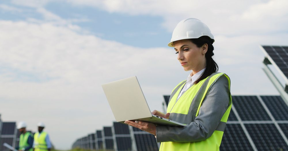 Ingénieur sur une installation solaire